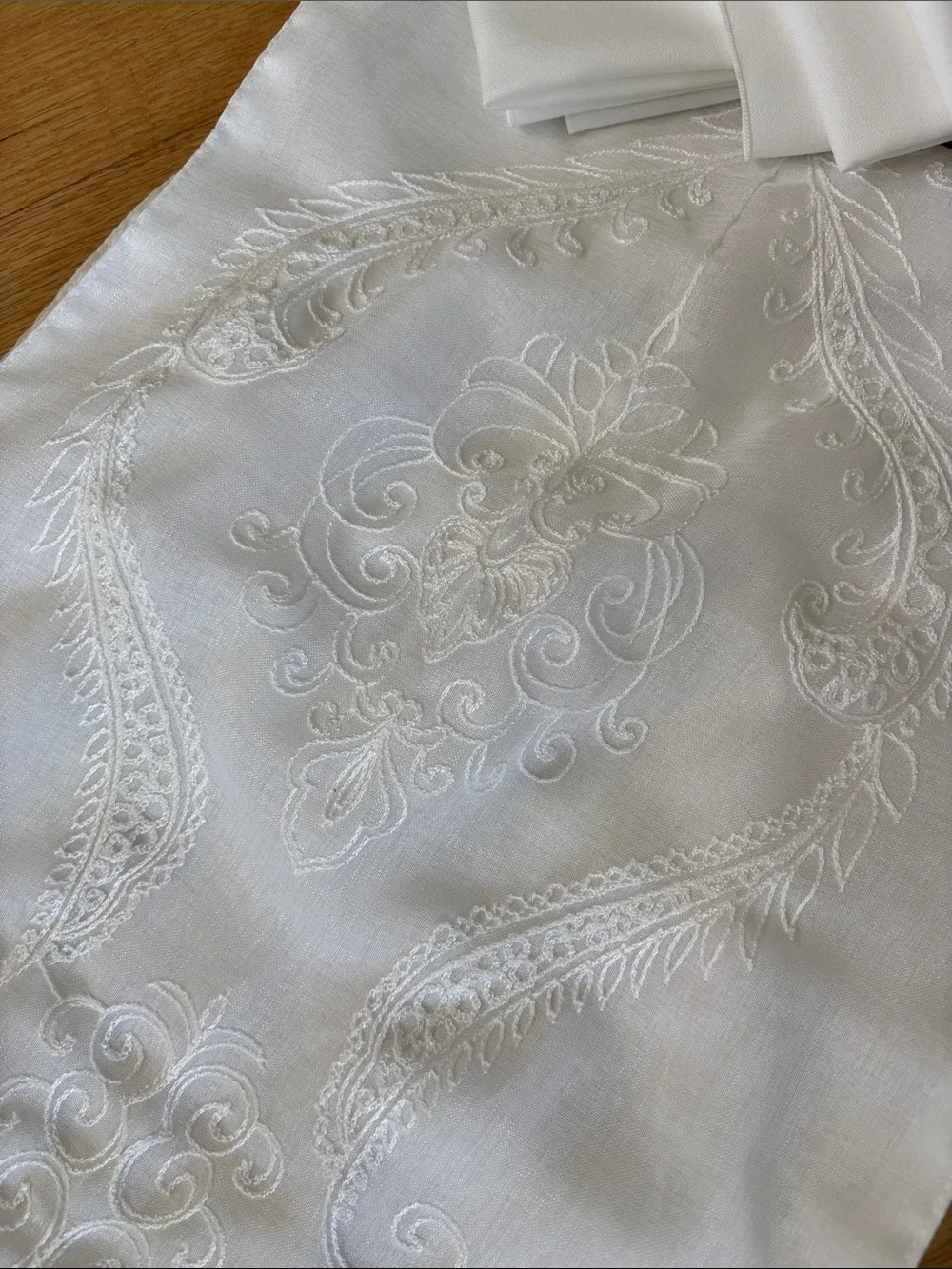 TABLE RUNNER nwot bundle embroidered & lined with 8 new white napkins